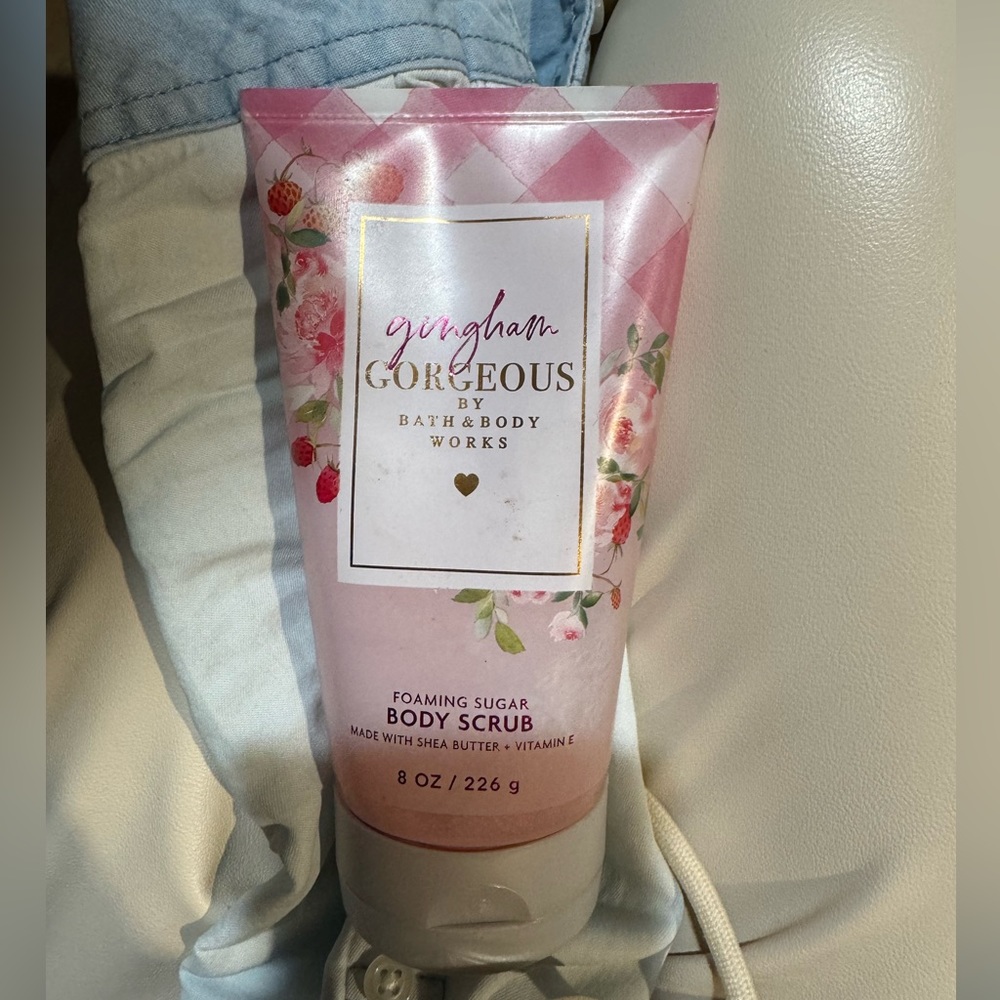 Bath and body works gingham gorgeous body scrub